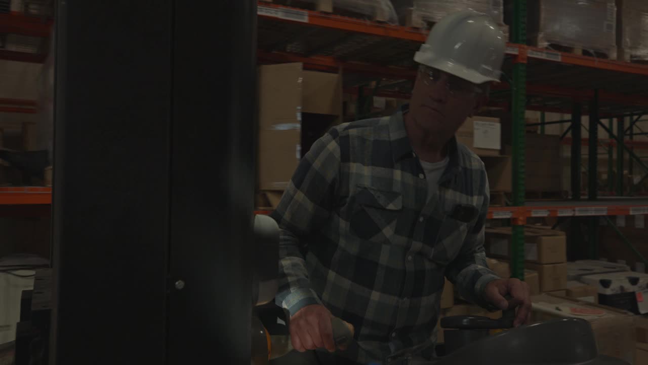 工人驾驶叉车在仓库的跟踪拍摄/美国犹他州的美国福克视频下载