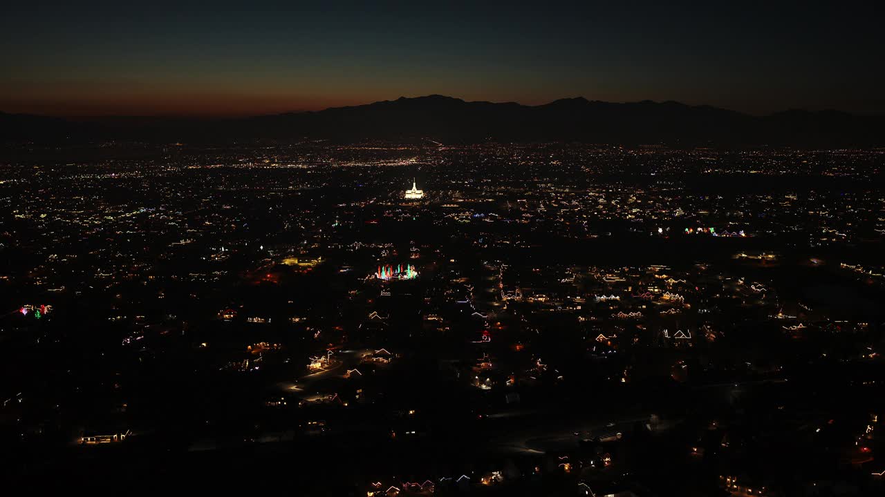 夜景中被照亮的寺庙塔鸟瞰图/美国犹他州雪松山视频下载