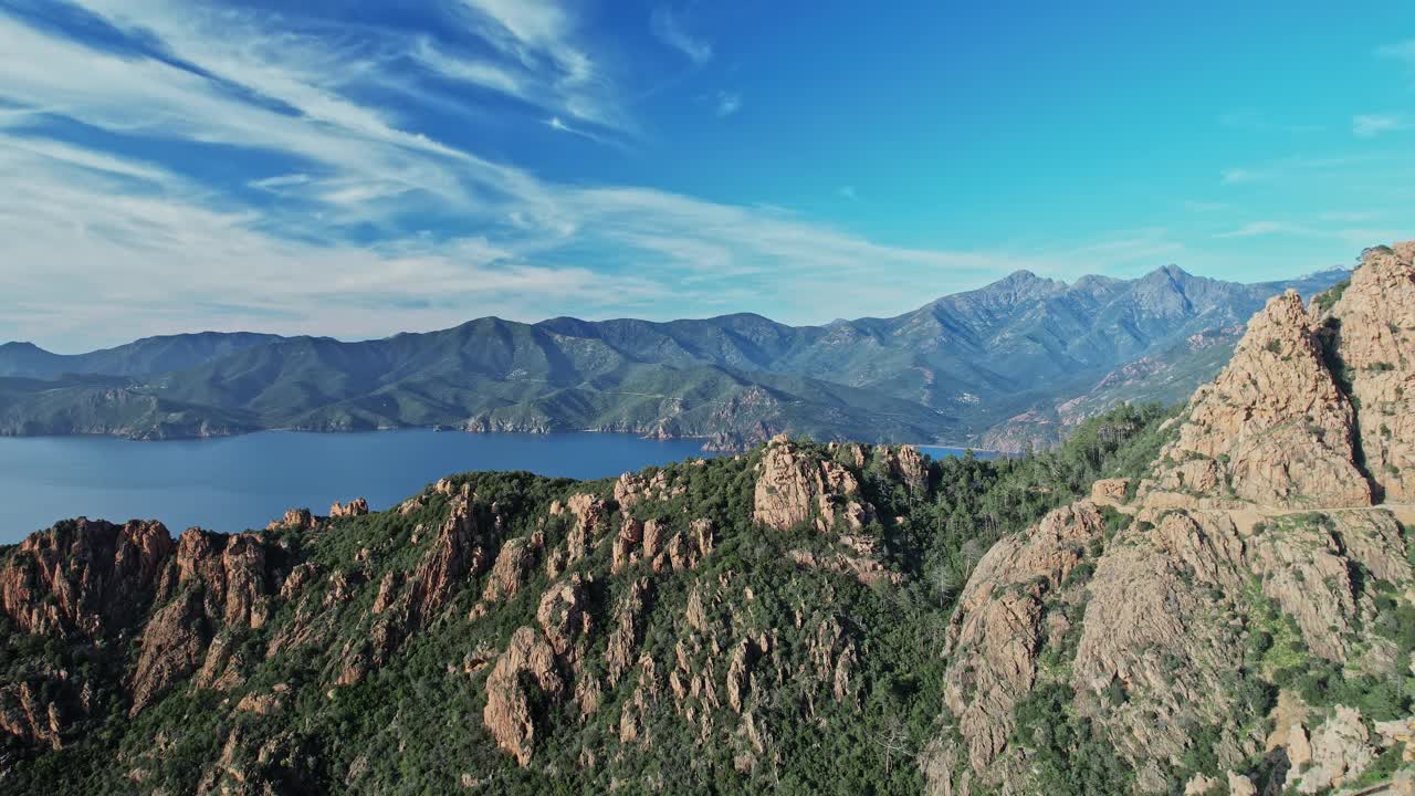 法国科西嘉岛雄伟的山脉和湖泊视频下载