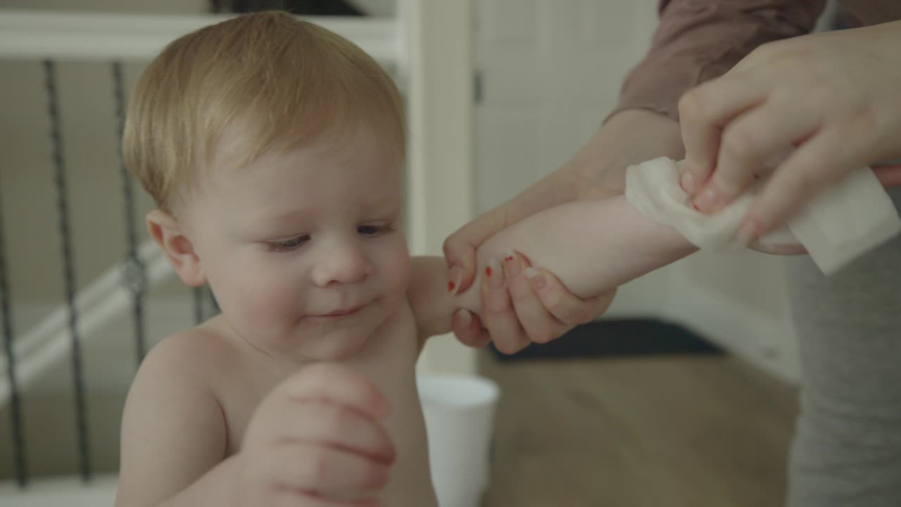 慢动作特写，母亲擦拭婴儿的手和嘴/雪松山，犹他州，美国视频下载