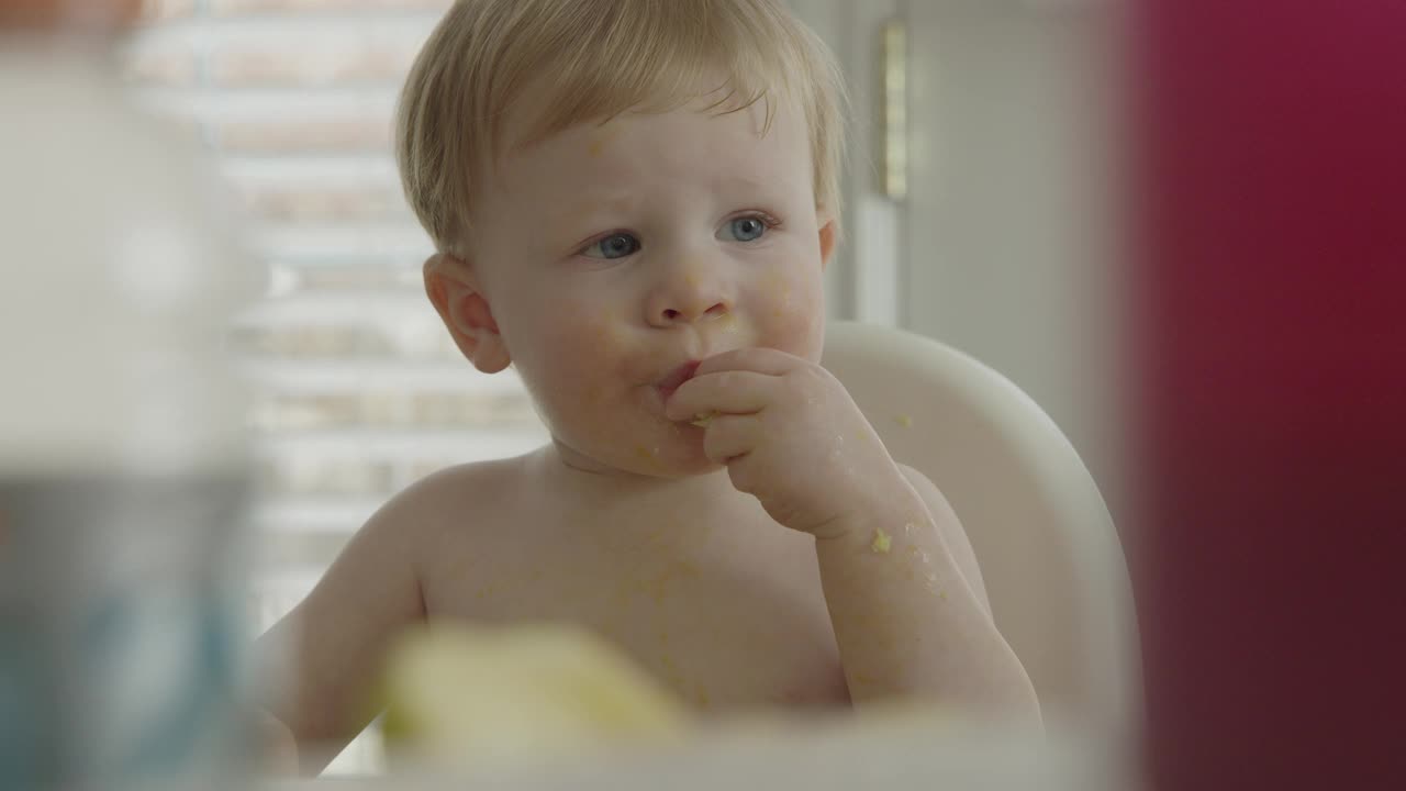 美国犹他州雪松山，坐在椅子上吃食物的严重婴儿特写视频下载