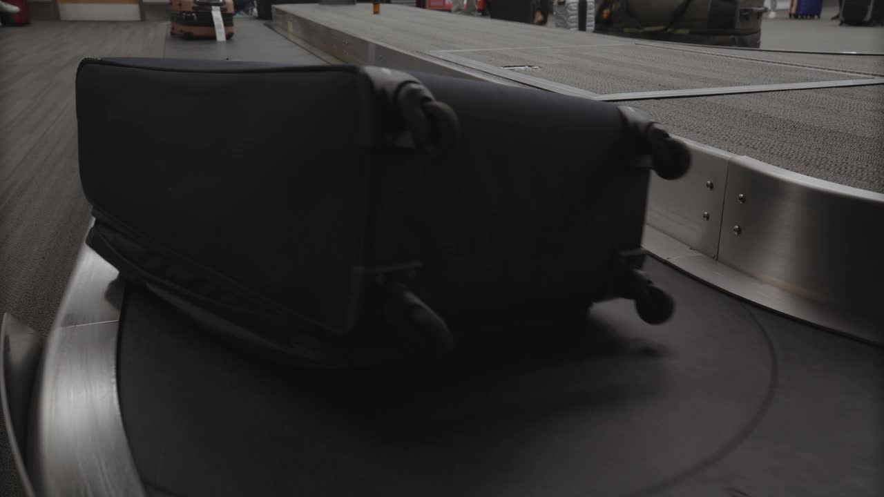 机场行李传送带上的行李快速接近/美国犹他州普罗沃视频下载