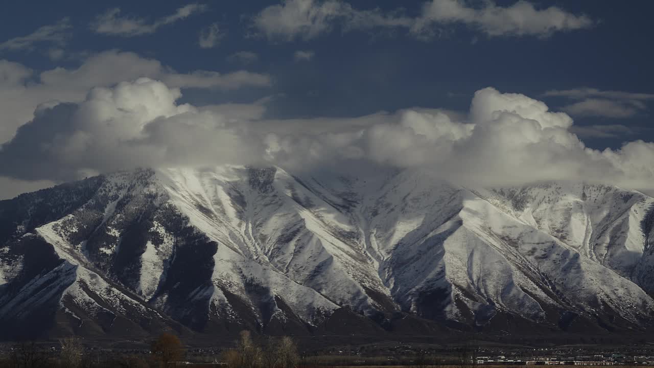 在雪山上移动的云的时间流逝/普罗沃，犹他州，美国视频下载