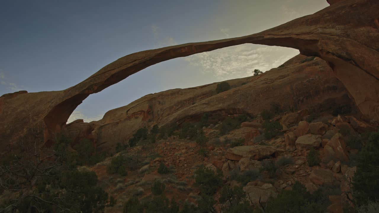 拱门国家公园/摩押，美国犹他州，拱门岩层的低角度视图视频下载