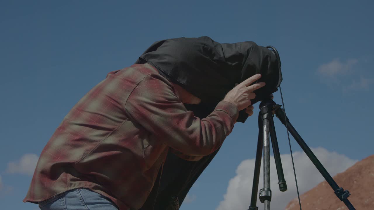 近距离低角度拍摄的男子在户外拍摄兜帽/托里，犹他州，美国视频下载