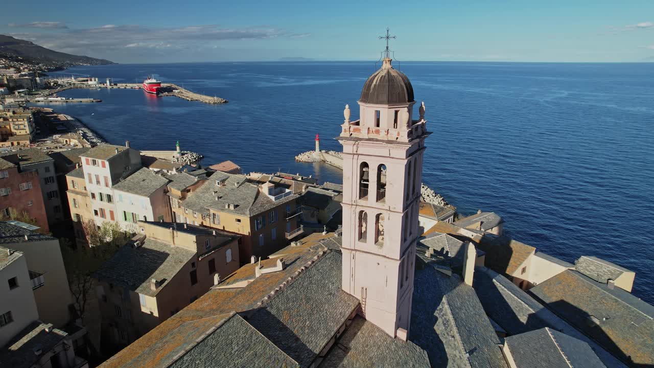矗立在海洋中央的教堂塔视频下载