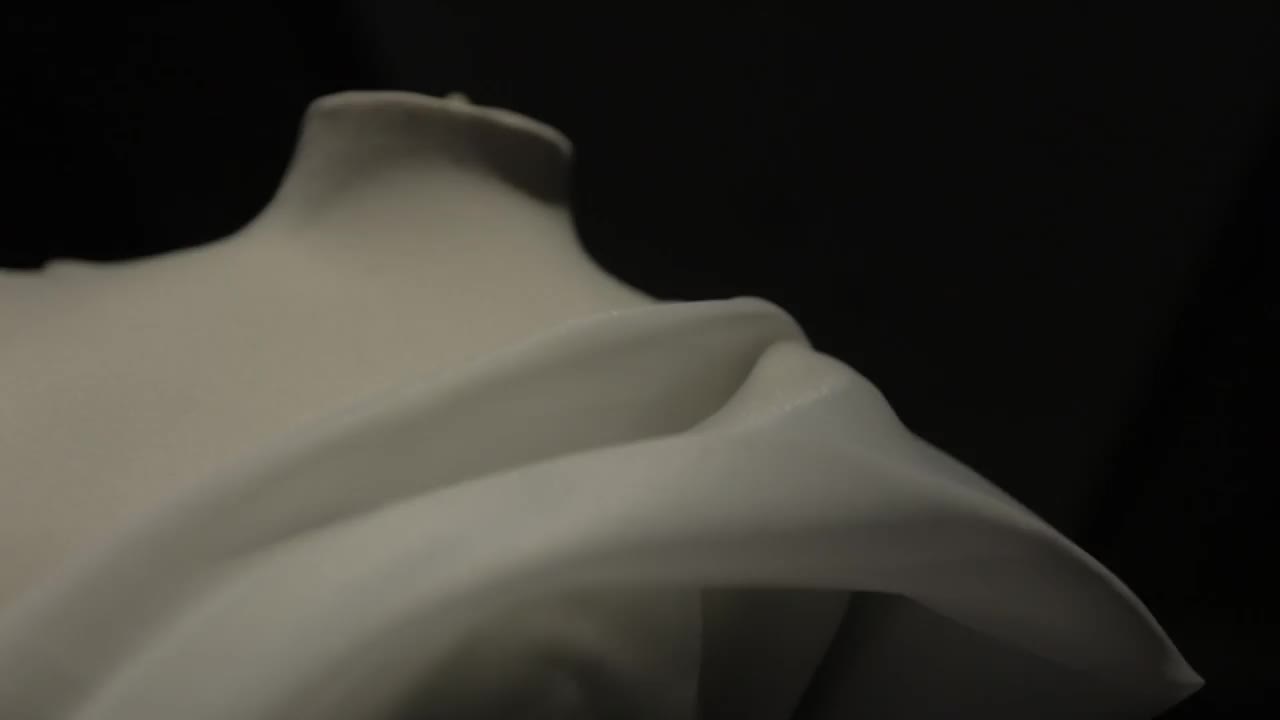 走廊里的人体模型穿着白色婚纱。视频下载