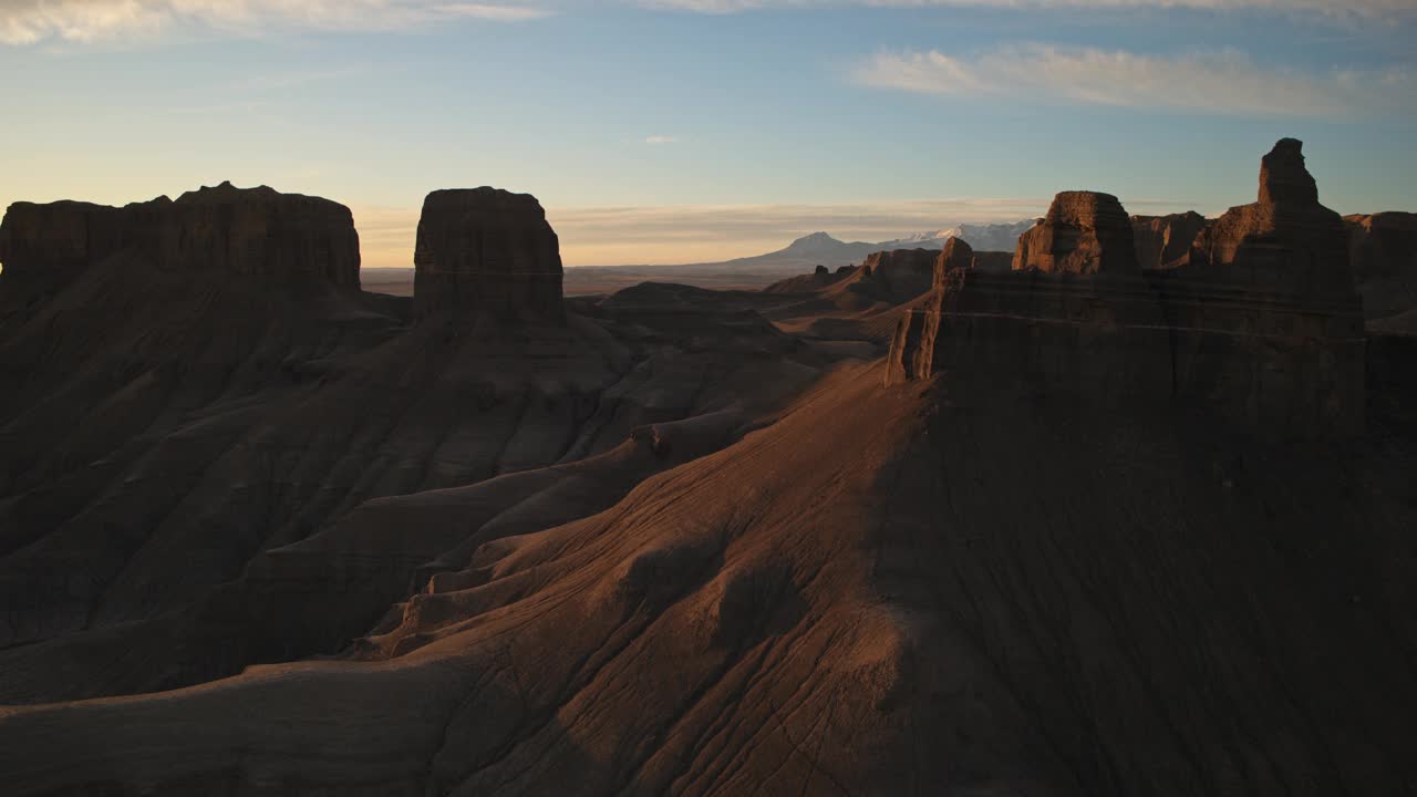 日落时沙漠中岩层的空中俯瞰/美国犹他州凯恩维尔视频下载