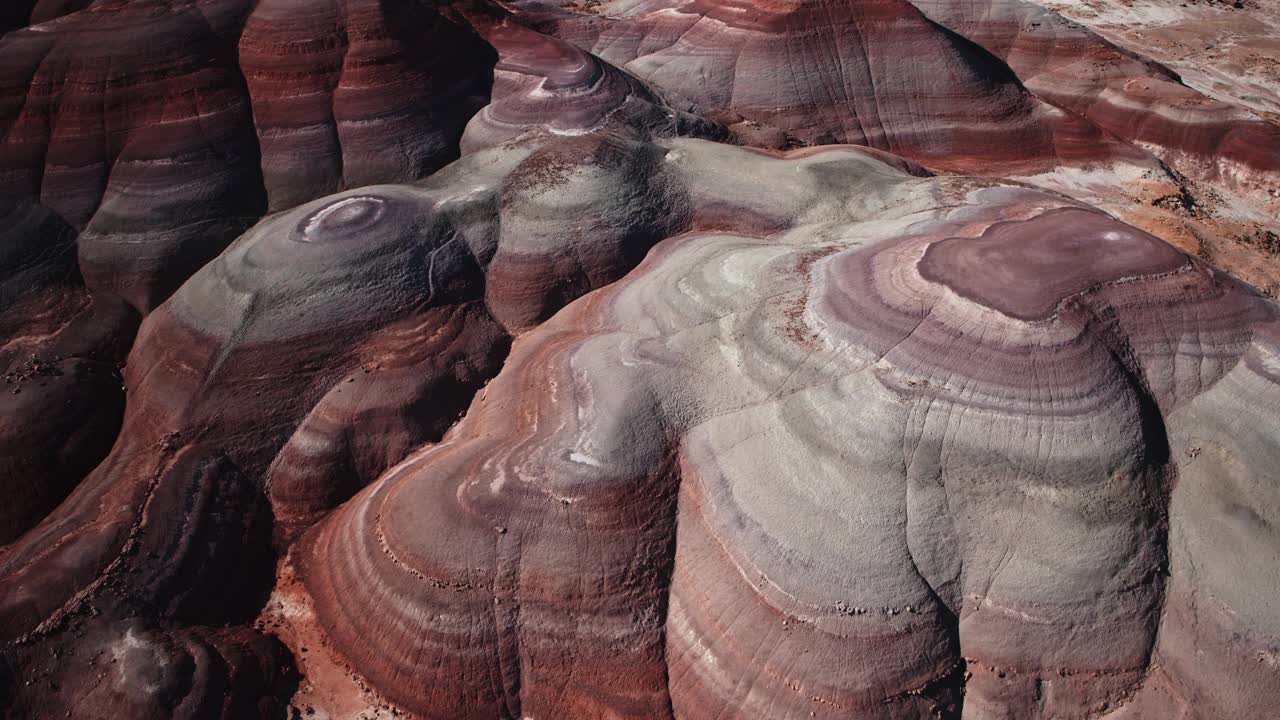 高角度空中俯瞰彩色的膨润土山/凯恩维尔，犹他州，美国视频下载