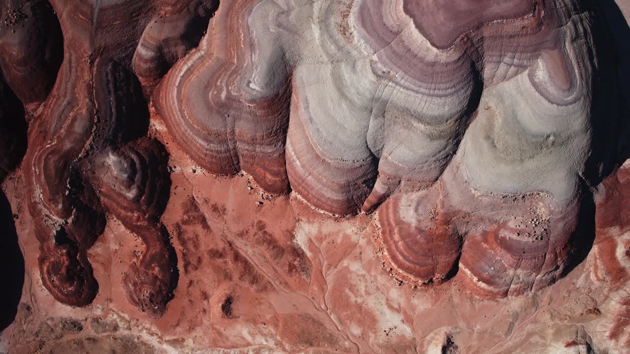 从空中俯瞰，直接在色彩缤纷的膨润土山/凯恩维尔，犹他州，美国视频下载