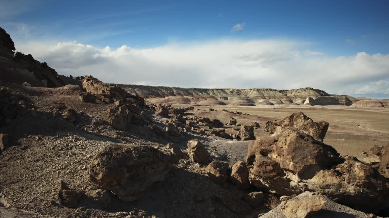 在遥远的沙漠景观/凯恩维尔，犹他州，美国空中俯瞰的岩石景观视频下载