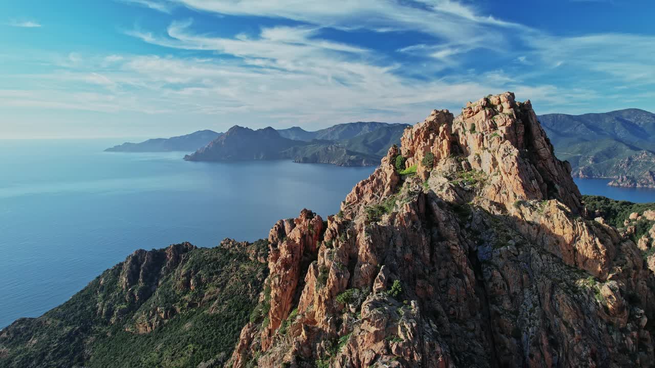 雄伟的山和水景观科西嘉岛，法国视频下载