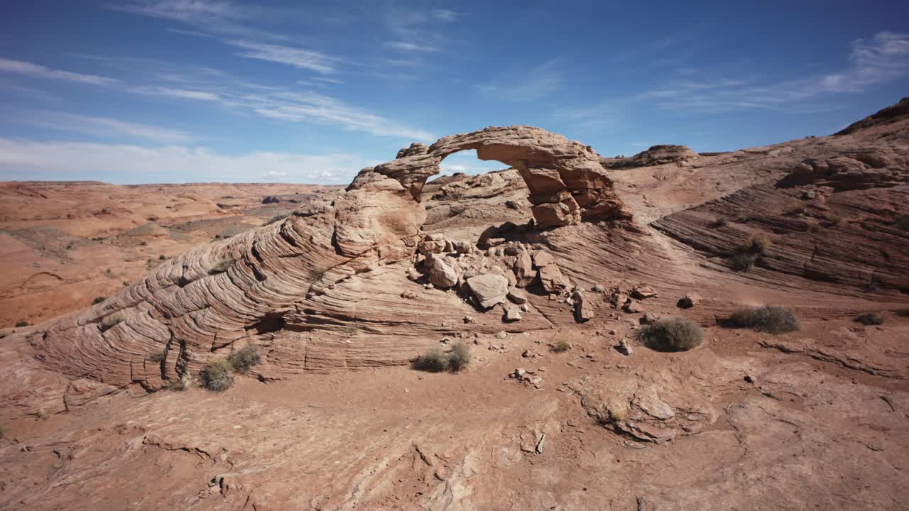 沙漠景观中拱门岩层附近的空中立交桥景观/美国犹他州视频下载