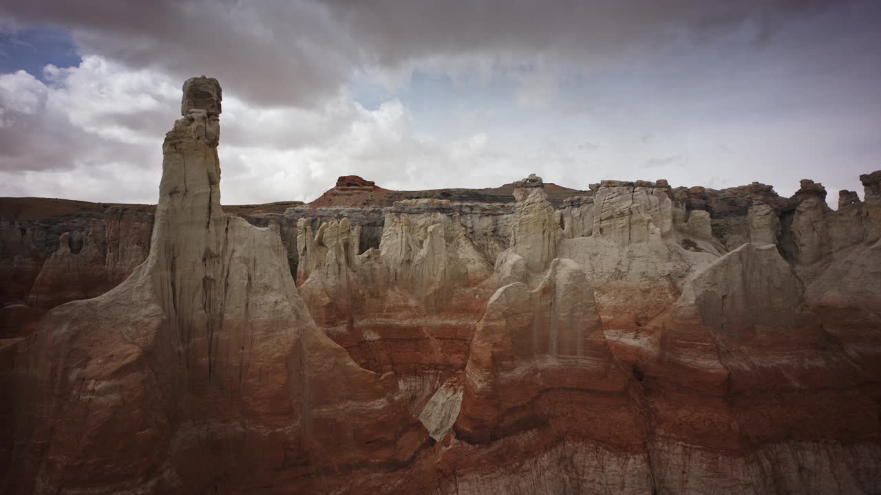 空中俯瞰接近彩色沙漠岩层/图巴市，亚利桑那州，美国视频下载