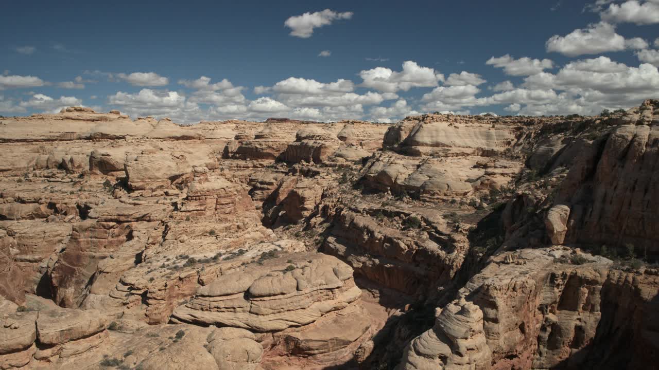 从空中俯瞰美国犹他州怀特峡谷的粗糙景观视频下载