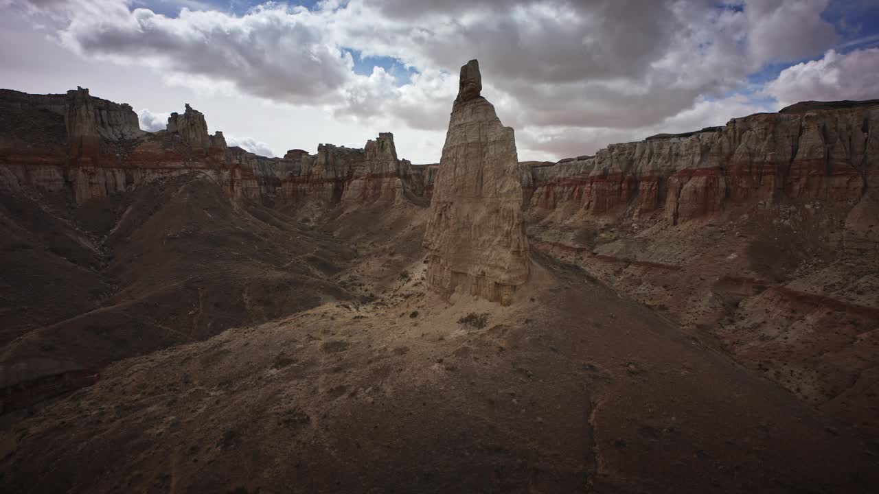 空中平移拍摄的尖顶岩层在沙漠/图巴市，亚利桑那州，美国视频下载