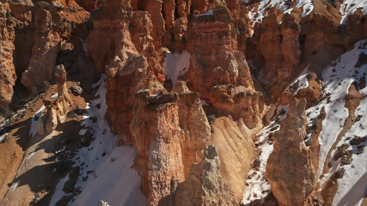 从空中俯瞰美国犹他州布莱斯峡谷的胡毒巫术岩层视频下载