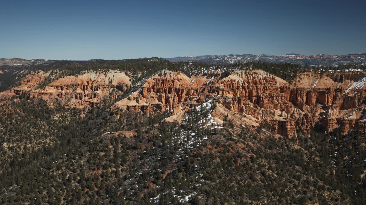 美国犹他州布莱斯峡谷远处岩层的空中俯瞰视频下载