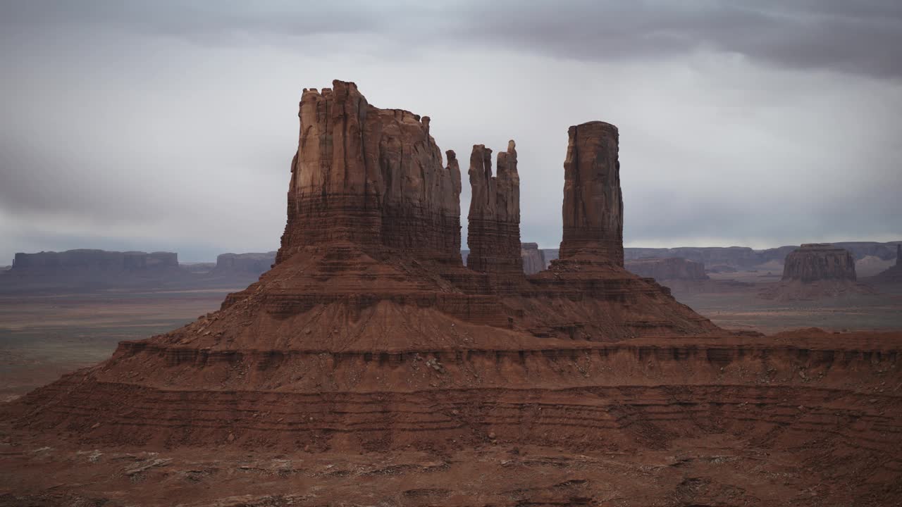 熊、兔子和国王在他的王座岩层上的空中平移镜头/纪念碑谷，犹他州，美国视频下载