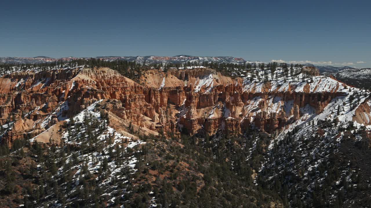 在美国犹他州布莱斯峡谷，空中俯瞰接近遥远岩层视频下载