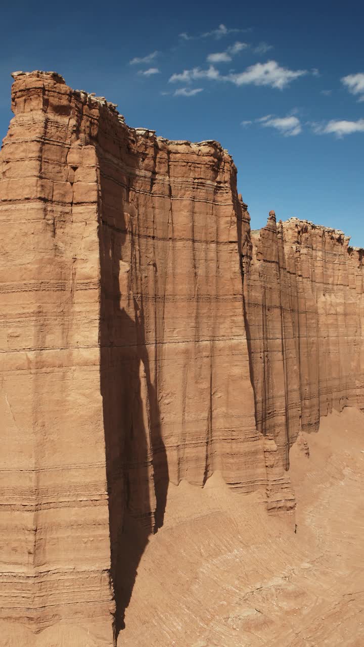 沙漠中陡峭狭窄岩层的立交桥平移镜头-垂直视频/美国犹他州凯恩维尔视频下载