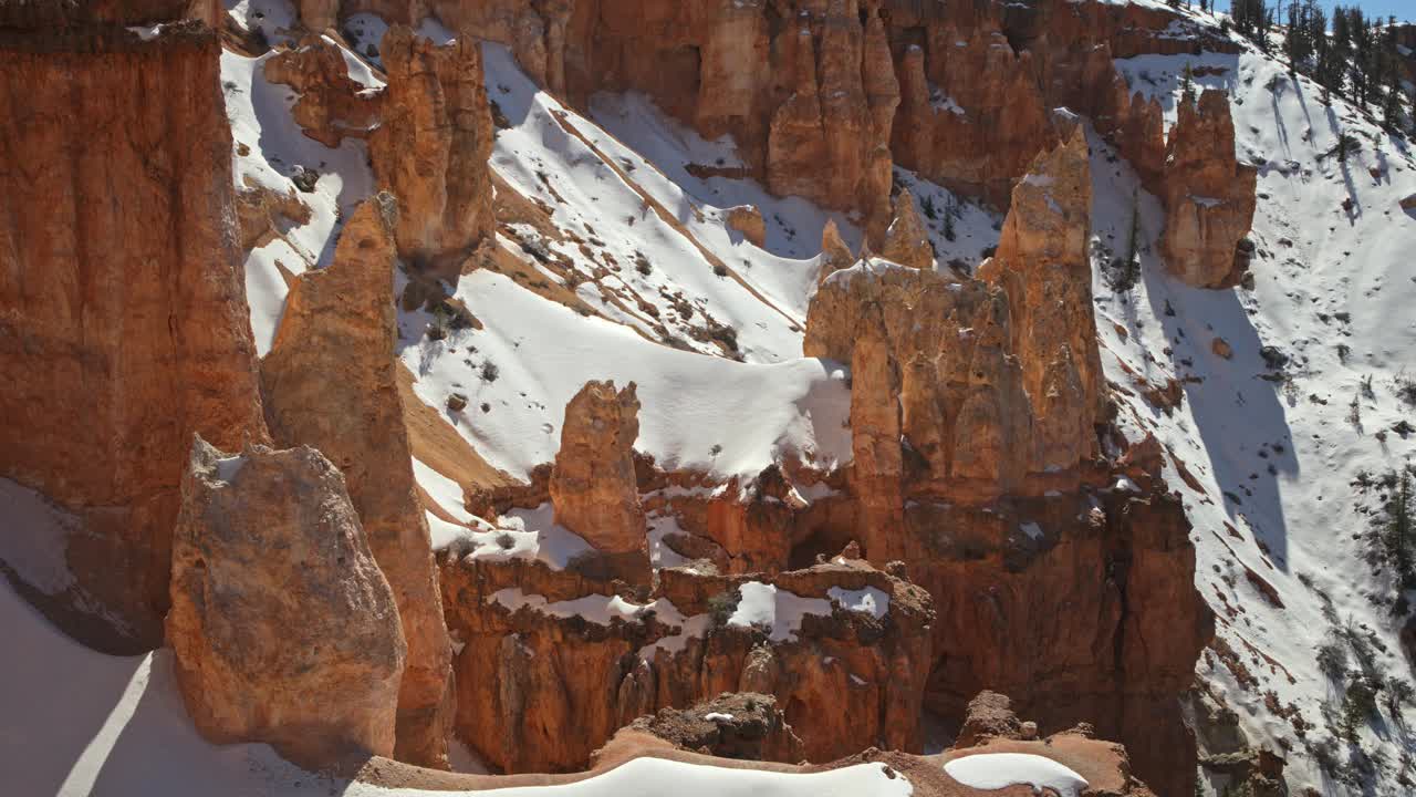 在美国犹他州布莱斯峡谷，从空中俯瞰岩层上的雪视频下载