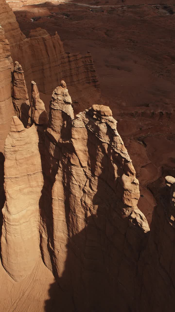 高角度立交桥的陡峭狭窄的岩层在沙漠-垂直视频/凯恩维尔，犹他州，美国视频下载