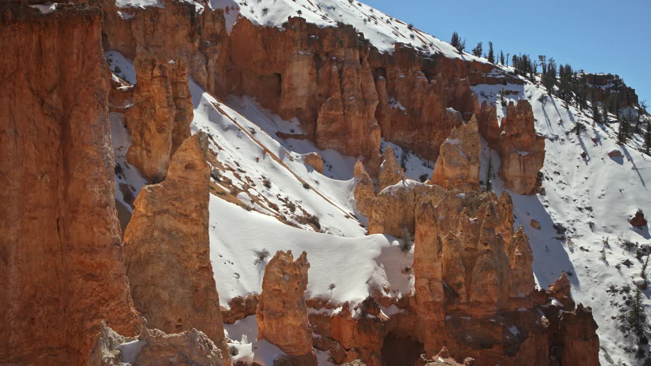 从空中俯瞰，美国犹他州布莱斯峡谷的岩层上正在下雪视频下载