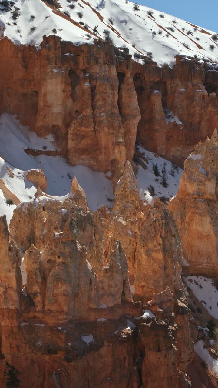 空中天桥上的雪在布莱斯峡谷的岩层-垂直视频/犹他州，美国视频下载