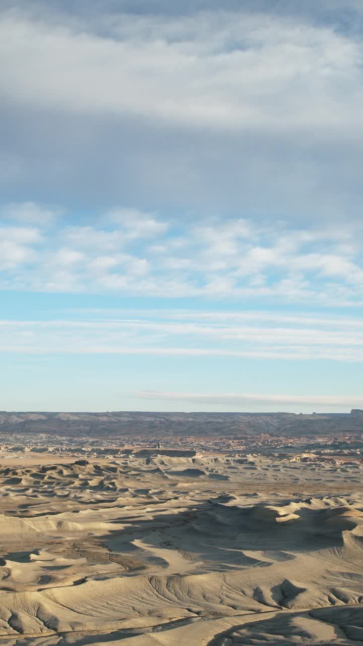 空中立交桥上的云在波浪山脊在遥远的风景-垂直视频/凯恩维尔，犹他州，美国视频下载