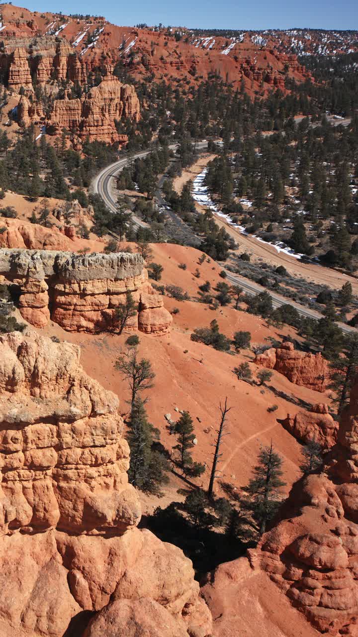 沙漠风景公路上汽车的空中高角度视角-垂直视频/美国犹他州布莱斯峡谷视频下载