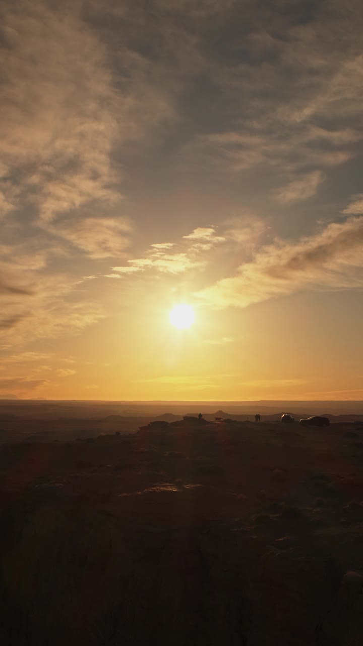 空中俯瞰接近日落在戏剧性的天空在遥远的风景-垂直视频/凯恩维尔，犹他州，美国视频下载
