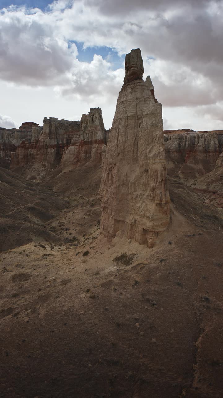 空中平移拍摄的尖顶岩层在沙漠-垂直视频/图巴市，亚利桑那州，美国视频下载