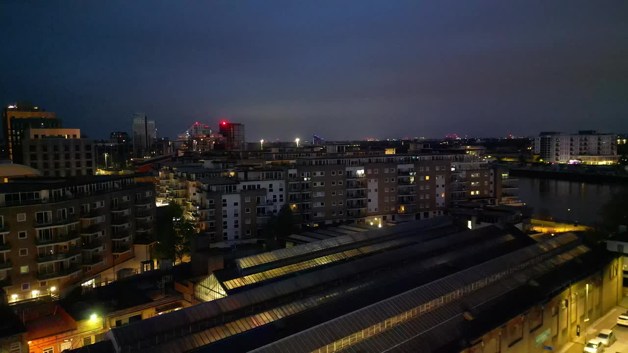 照亮旺兹沃斯市中心泰晤士河，伦敦，英国视频下载