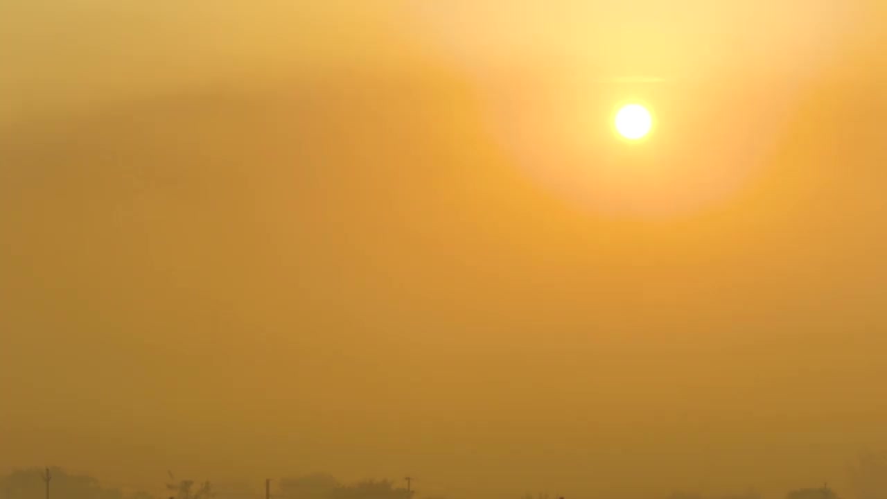 太阳在黄色的天空，雾天视频下载