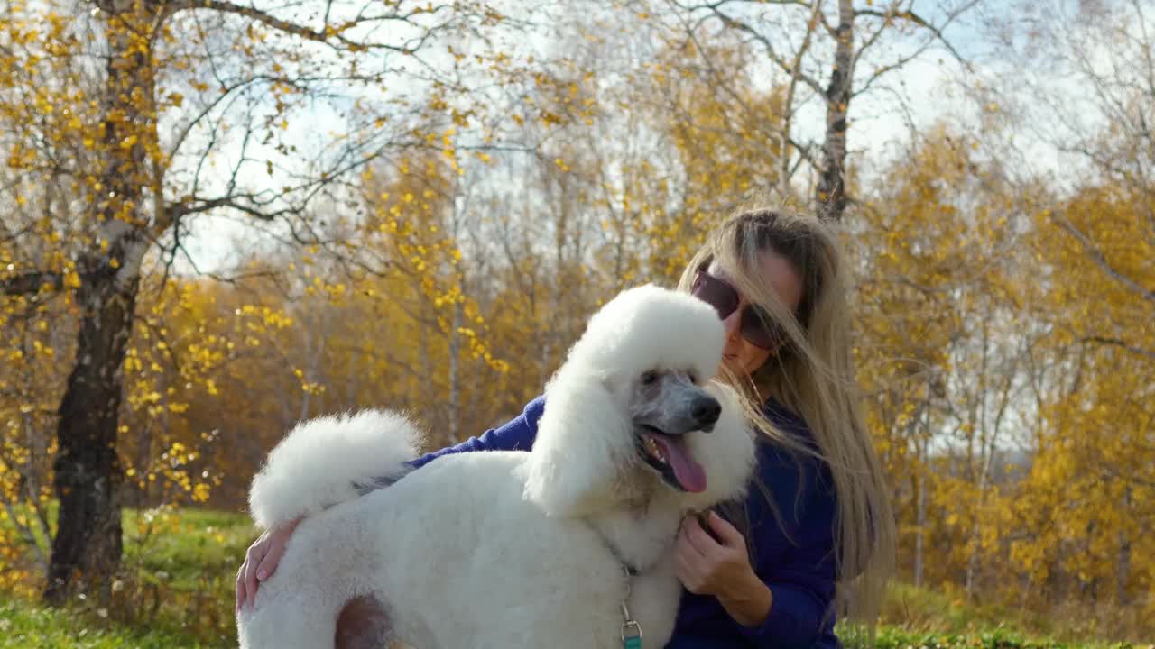 快乐的女人和动物玩得很开心，和她的狗玩视频下载