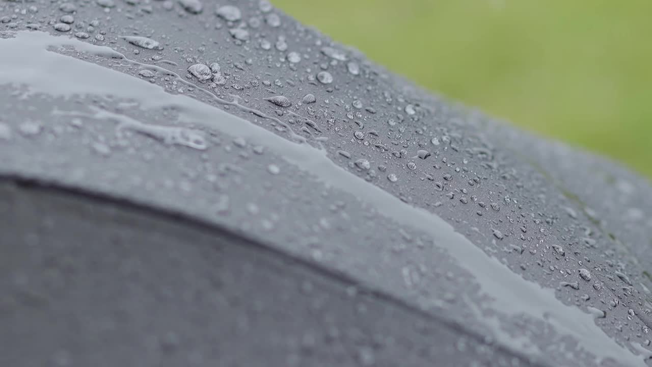 暴雨袭击黑伞，天气预报和亚洲雨季特写视频下载