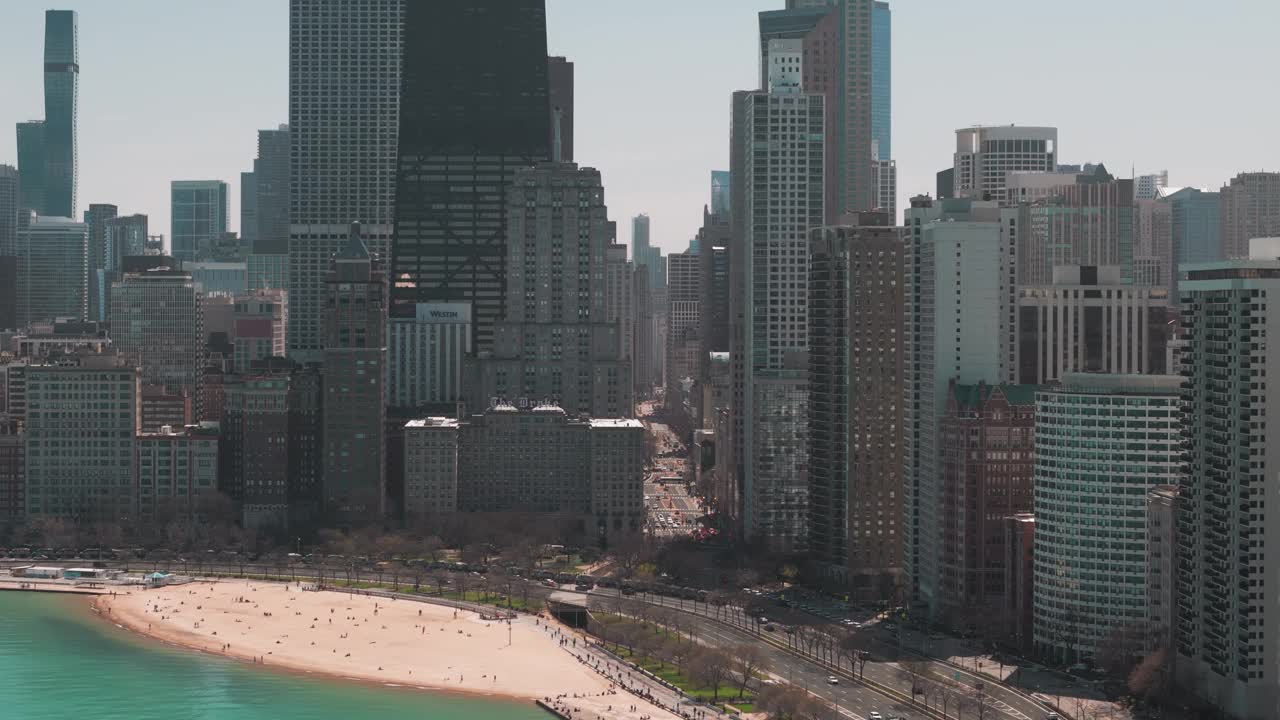 无人机拍摄的芝加哥市中心天际线。城市元素视频下载