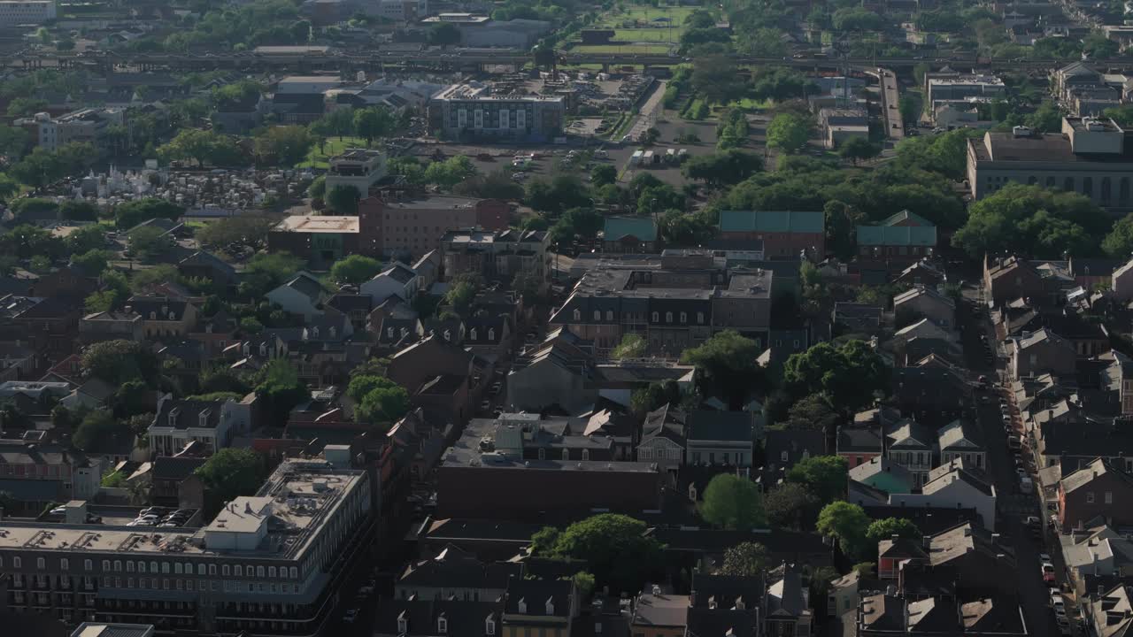 无人机拍摄的路易斯安那州新奥尔良市中心全景画面视频下载