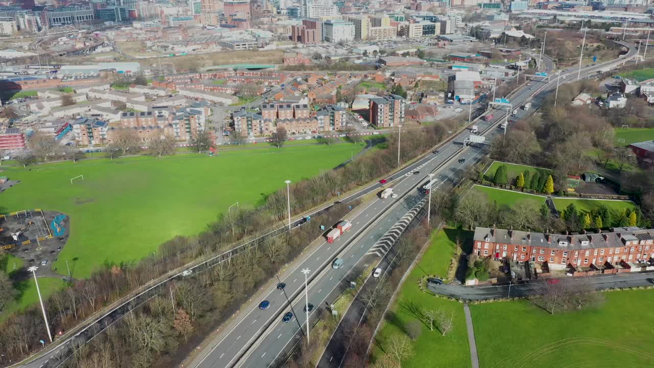 这是英国M62高速公路的航拍画面，展示了春天里一个阳光明媚的日子里，利兹市中心的交通状况。视频下载