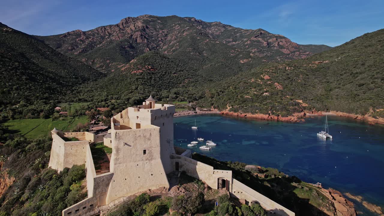 俯瞰法国科西嘉湖的城堡鸟瞰图视频下载