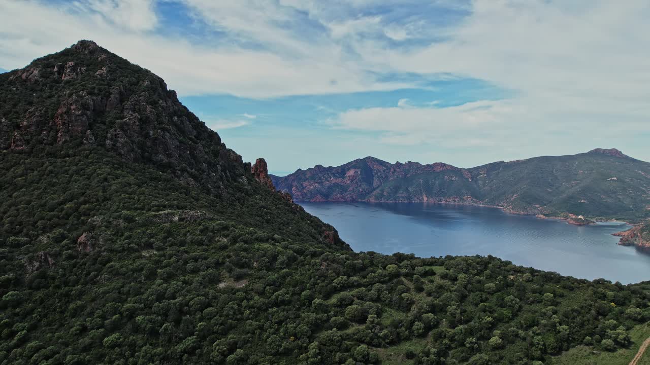 法国科西嘉岛雄伟的环山湖视频下载