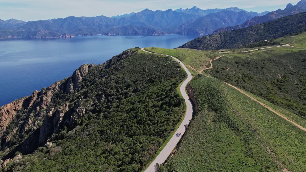 科西嘉山脉蜿蜒道路的鸟瞰图视频下载