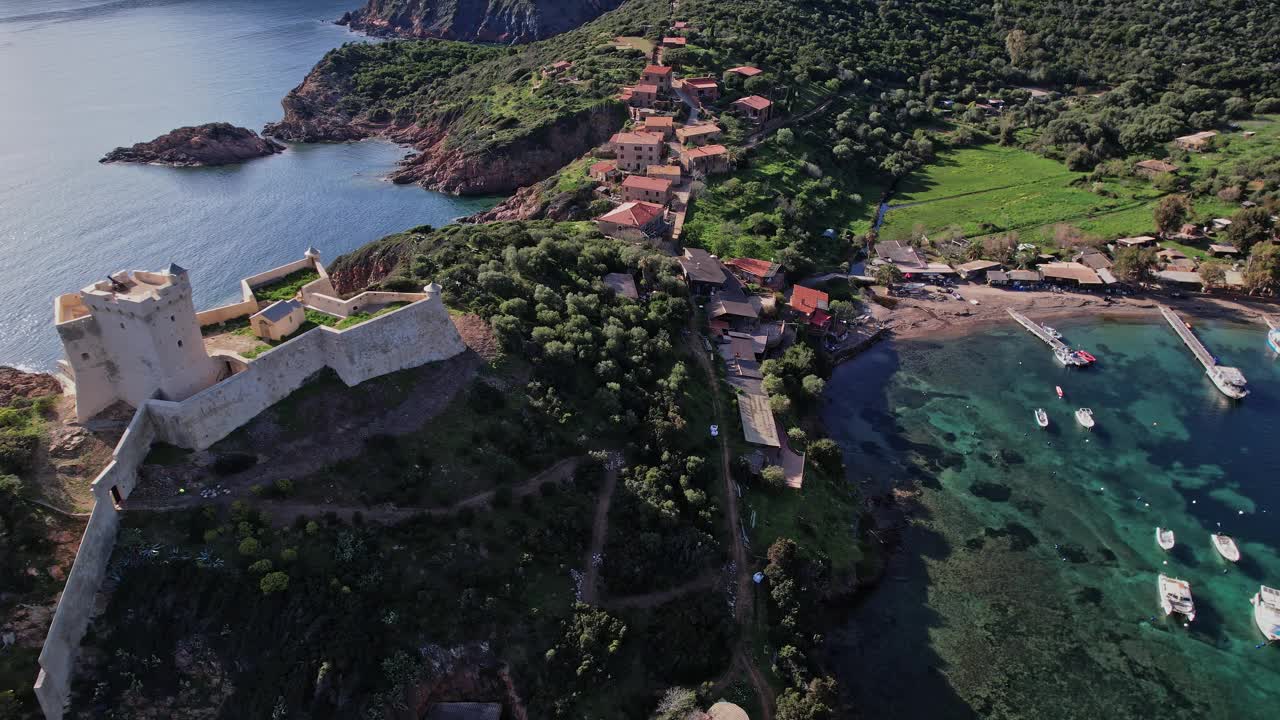 法国科西嘉岛沿海村庄鸟瞰图视频下载