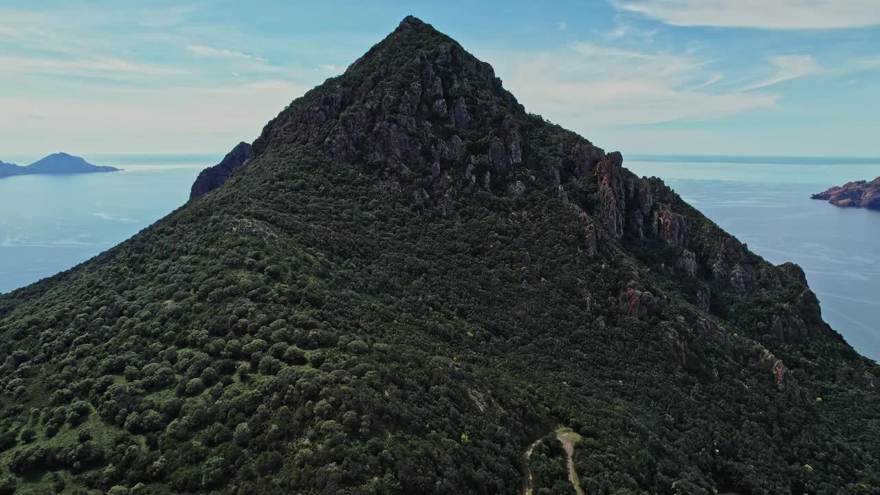 法国科西嘉岛的湖山鸟瞰图视频下载