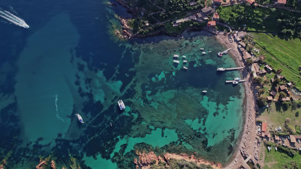 法国科西嘉湖上船只的鸟瞰图视频下载