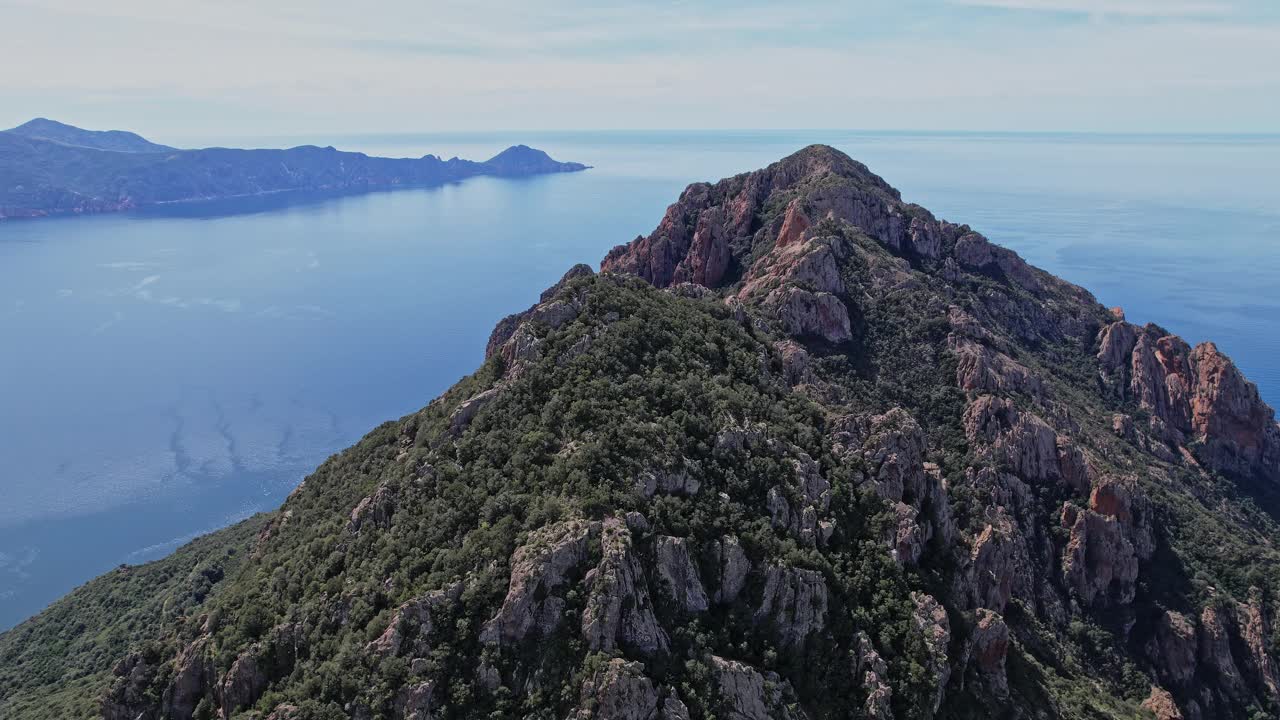 法国科西嘉岛的山脉和水体鸟瞰图视频下载