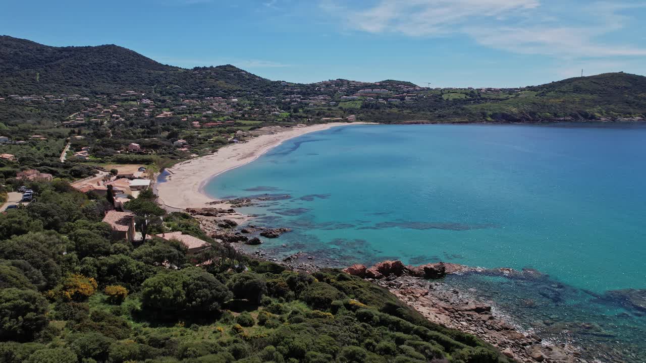 科西嘉海滩的鸟瞰图，清澈碧蓝的海水视频下载