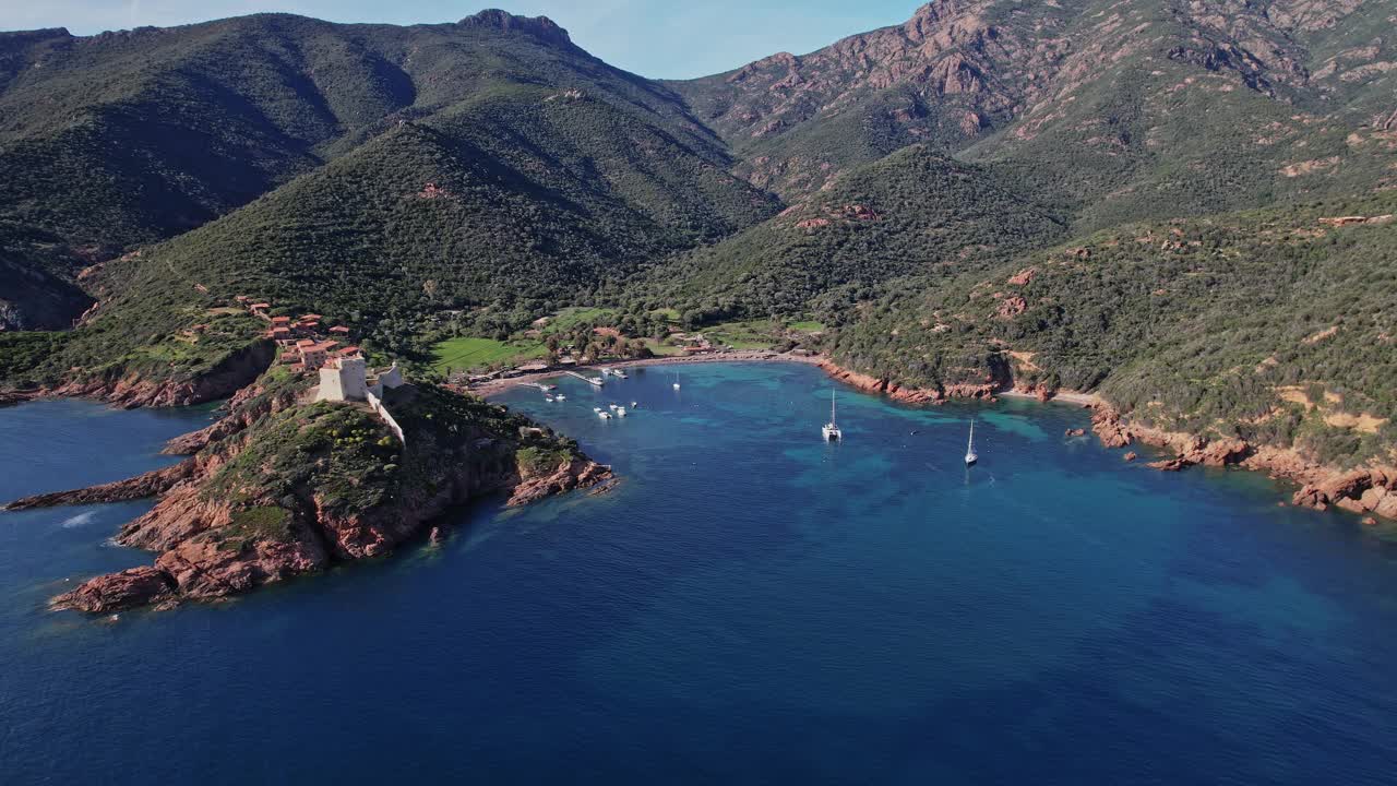 法国科西嘉岛雄伟的山湖视频下载