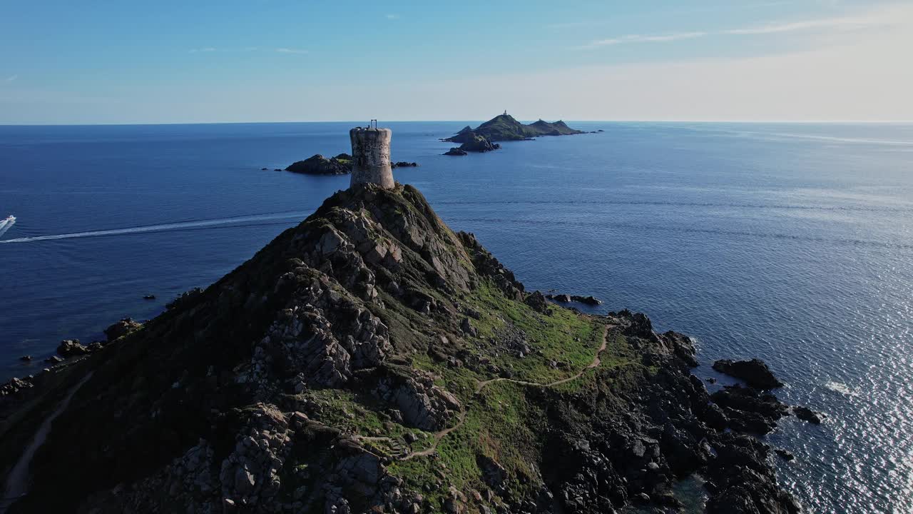法国科西嘉岛附近海洋中的小岛鸟瞰图视频下载